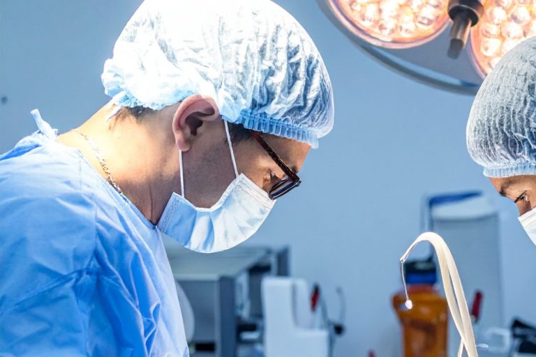 Lächelnder Junge mit lockigem Haar und Zahnlücke, der fröhlich in die Kamera schaut.
