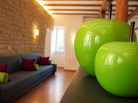 Grüne Äpfel stehen auf einer Tischplatte, im Hintergrund eine moderne Zahnarztpraxis.